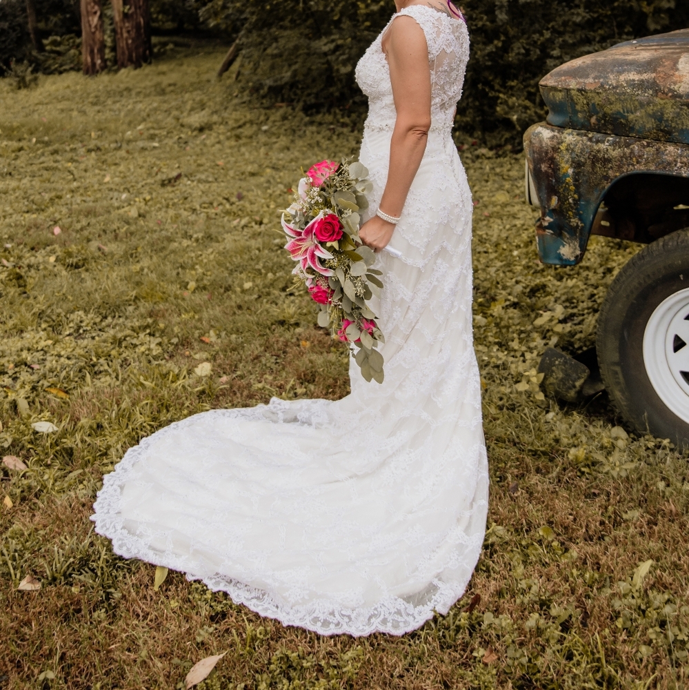 Elegant White Lace Wedding Dress